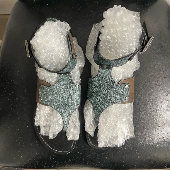 NWOT Tory Burch Tegan Stingray Smoke Vegan Leather Gladiator Sandals Size 6.5 - Picture 6 of 8